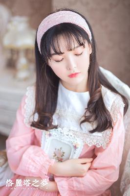 中午妈妈在厨房做饭